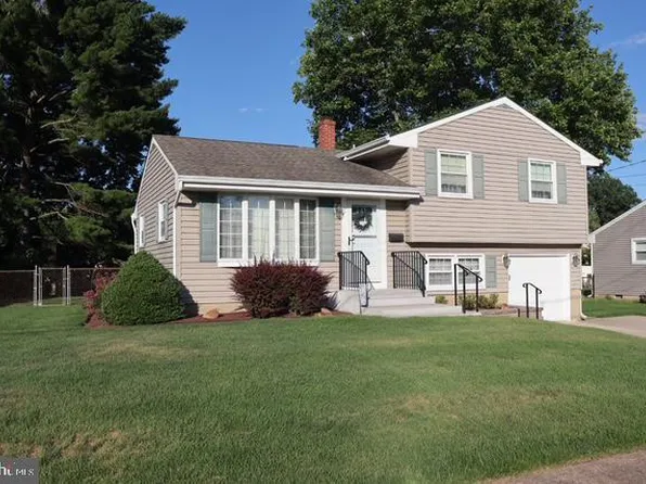 12 Phaeton Dr, Hamilton, NJ 08690