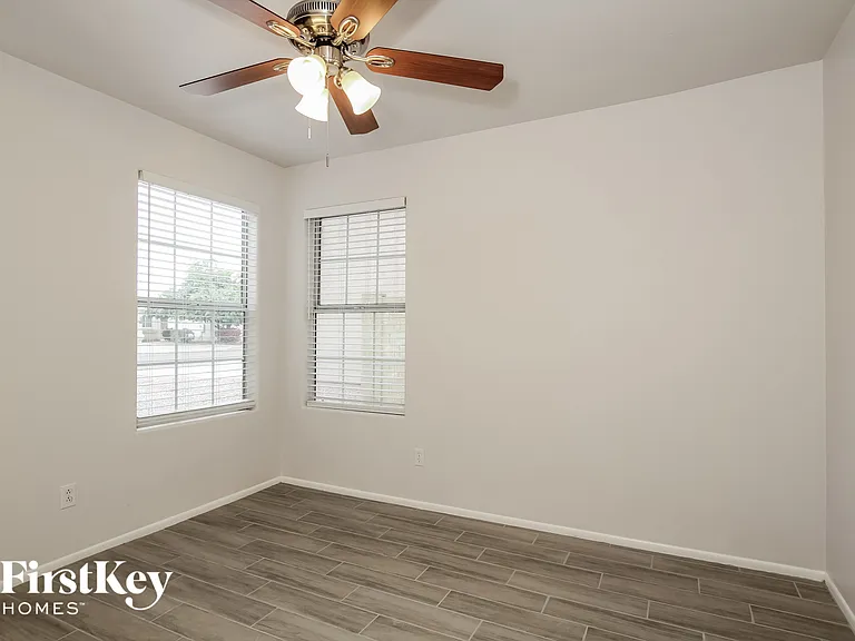 4605 E Grovers Ave — Photo 9