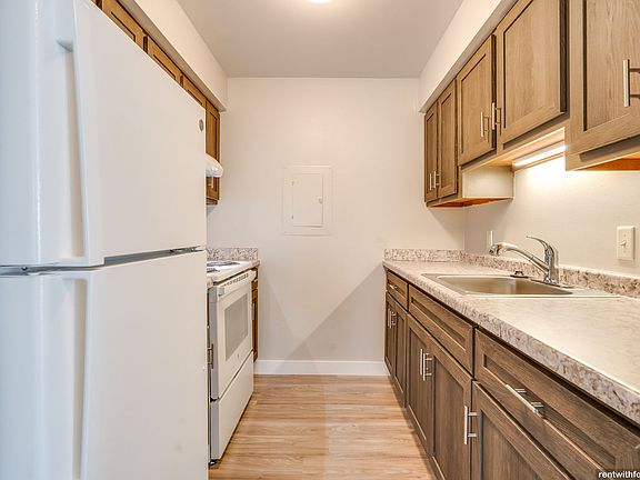 4th image of 200 E Armstrong St #109