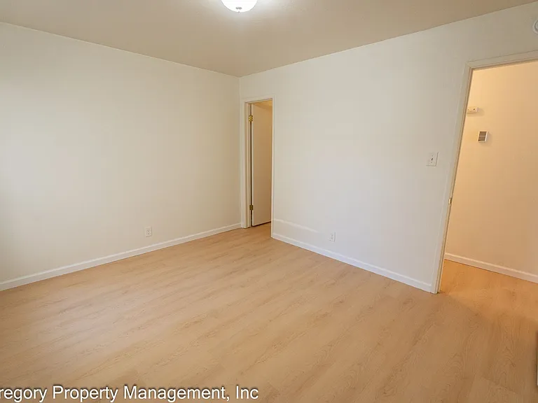 1525 Schiller — Photo 10