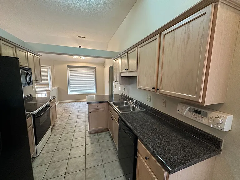 10144 Lynham Dr — Photo 7
