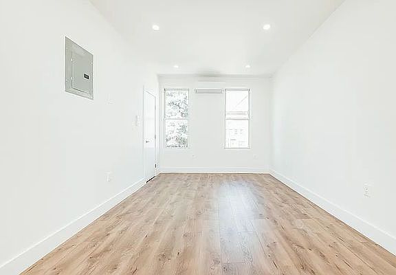 4th image of 58 Wyckoff Ave #2B