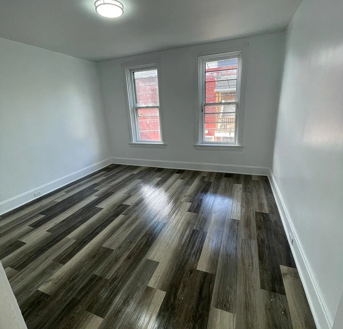 1419 Thompson St — Photo 2
