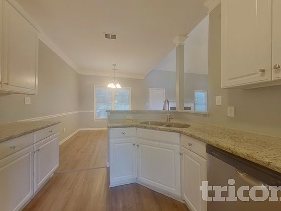 5th image of 2200 Sugarbirch Dr
