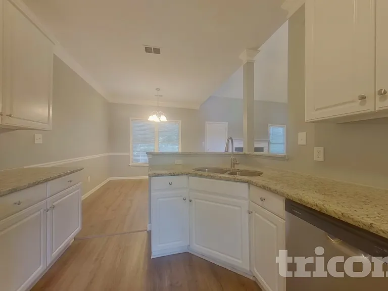 2200 Sugarbirch Dr — Photo 5