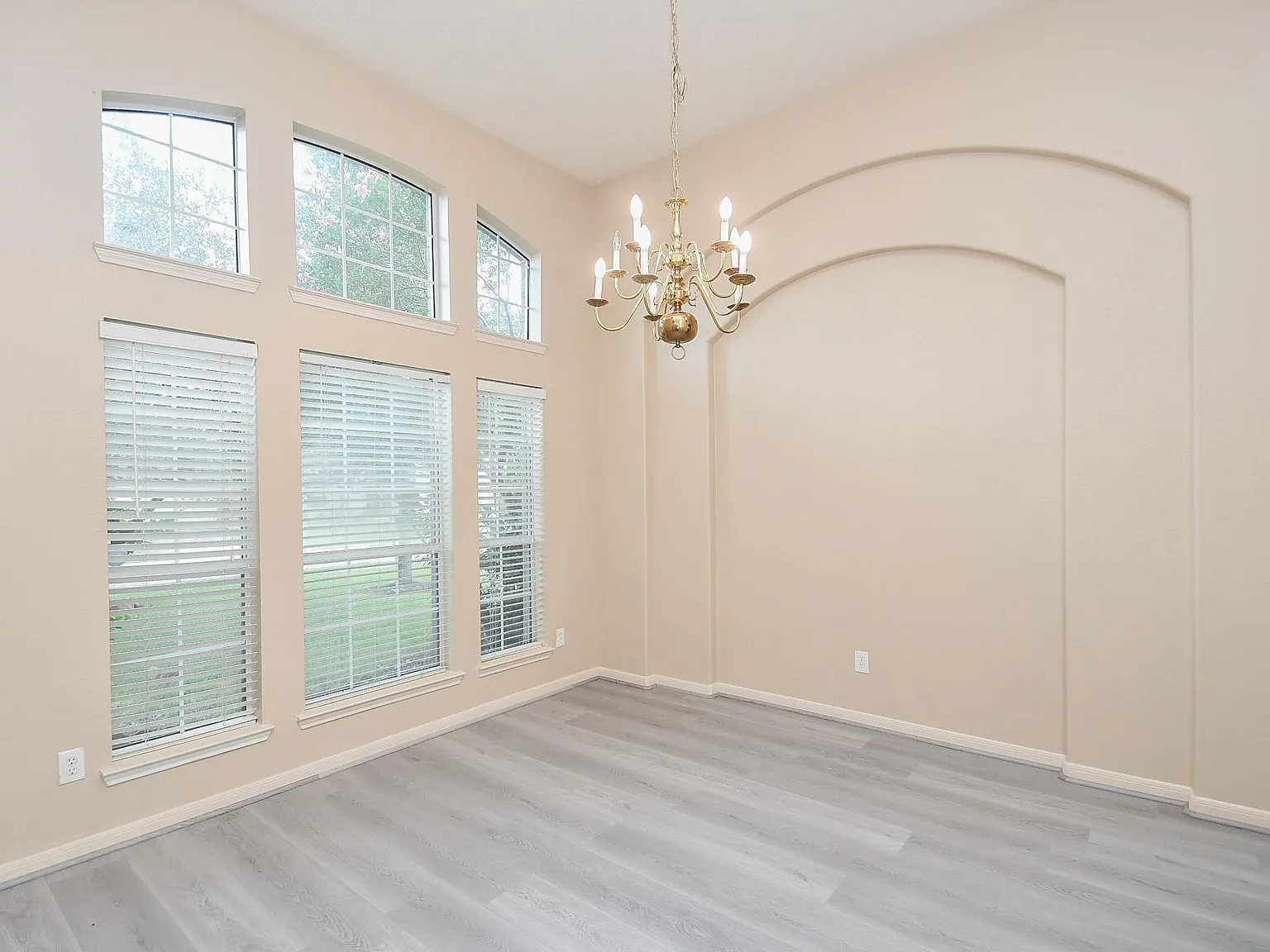 4 bed, 2.5 bath, 2525 sqft, $2,395 — Photo 4