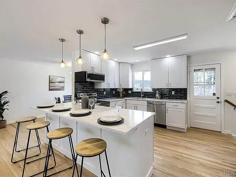 4 bed, 2238 sqft, $3,200 — Photo 2