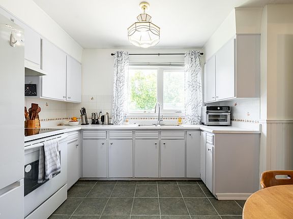 3rd image of 2309 Millbourne Rd W