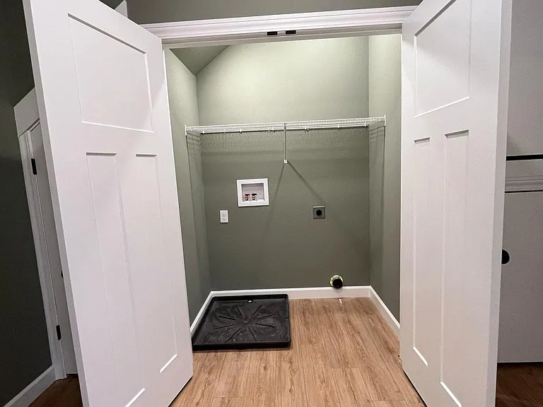 Laundry area with washer/dryer hookups