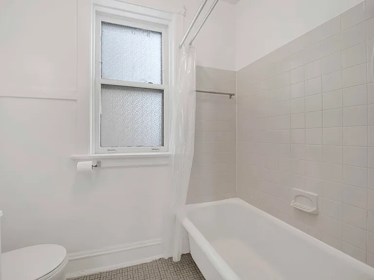 2437-2439 W Birchwood Ave #1W — Photo 16