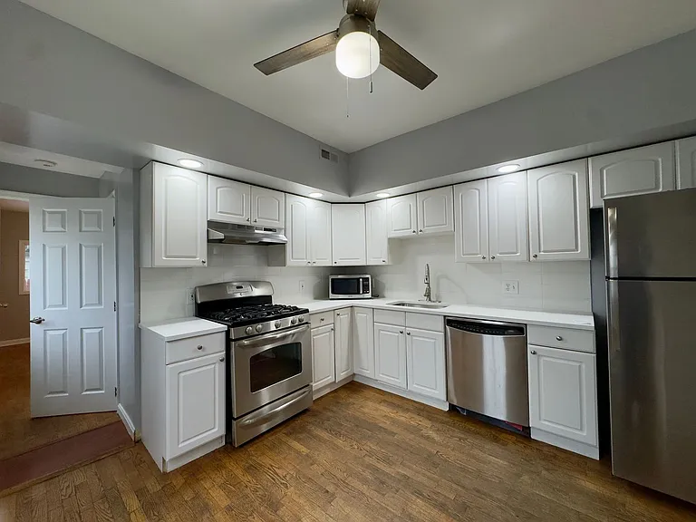 104 E Clement St — Photo 5