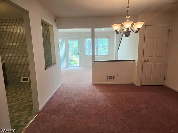 5th image of 83 Carriage Ln