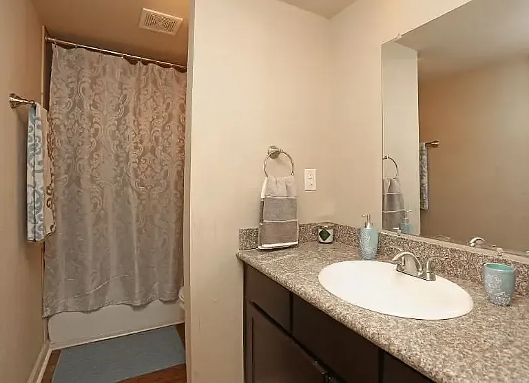 Stratford Square Apartments — Photo 4