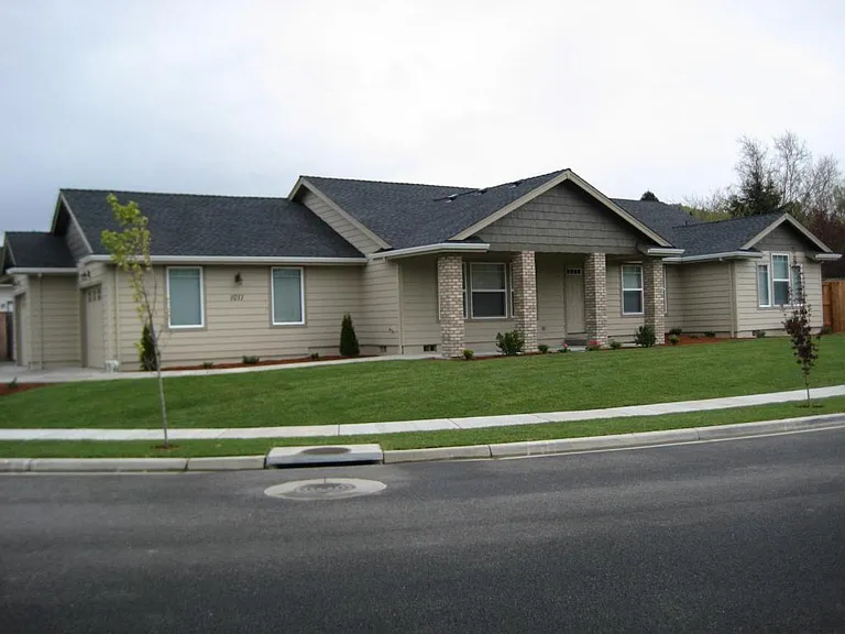 1011 SW Princeton Pl — Photo 1