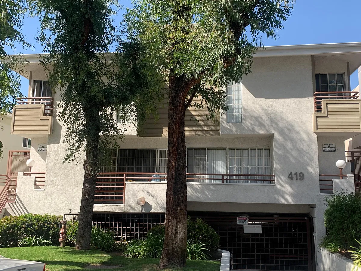 Well maintained and beautifully landscaped building in a nice Glendale neighborhood - 419 W Glenoaks Blvd