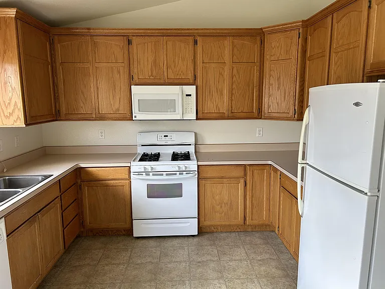 954 Woodhaven Dr — Photo 2