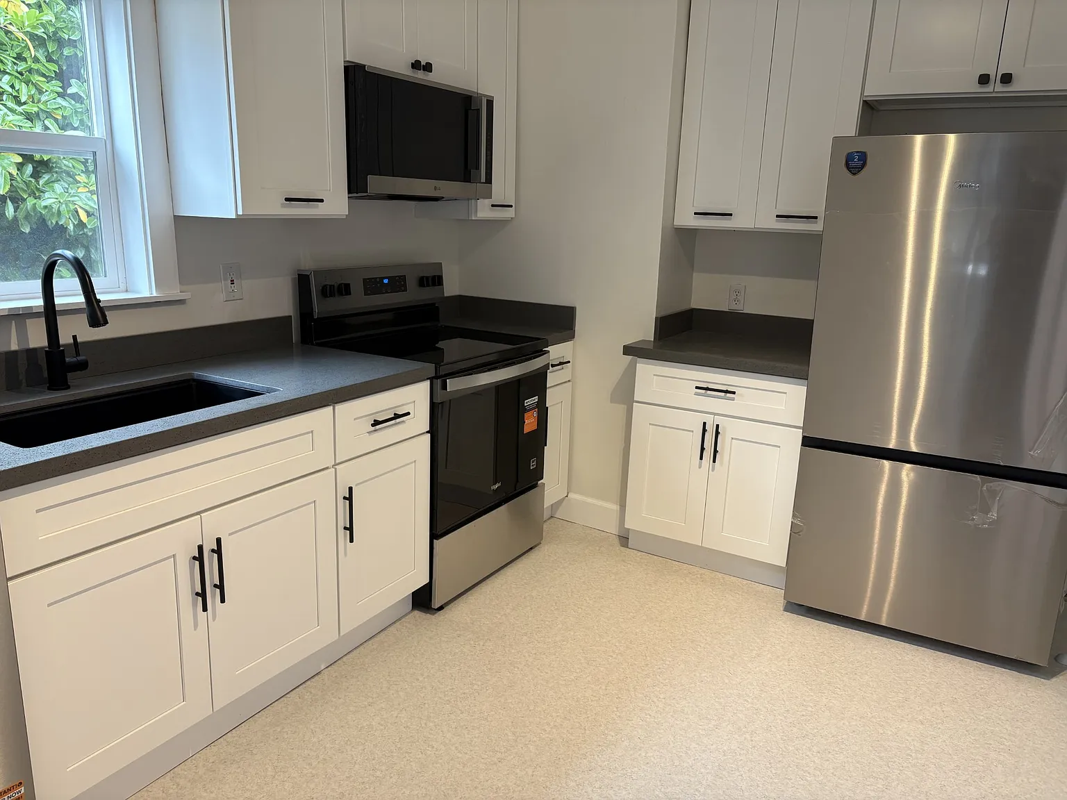 3 bed, 1300 sqft, $3,600 — Photo 2