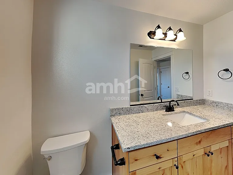 1027 E 16th St — Photo 14