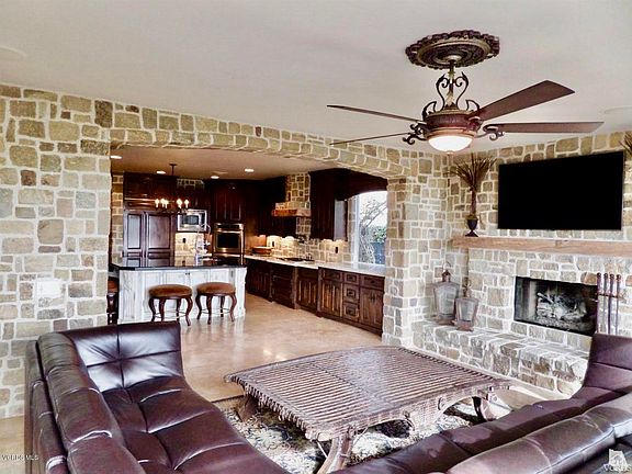 4th image of 748 Sterling Hills Dr