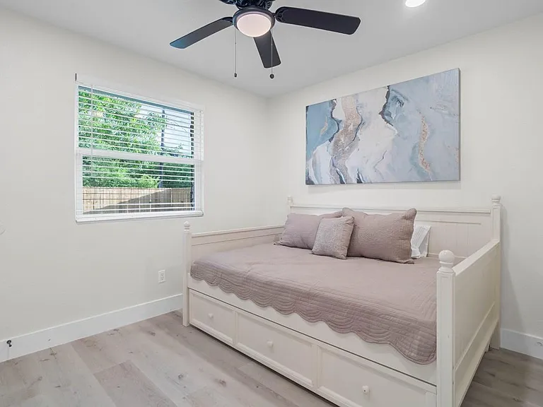 3138 Sunbeam St — Photo 34
