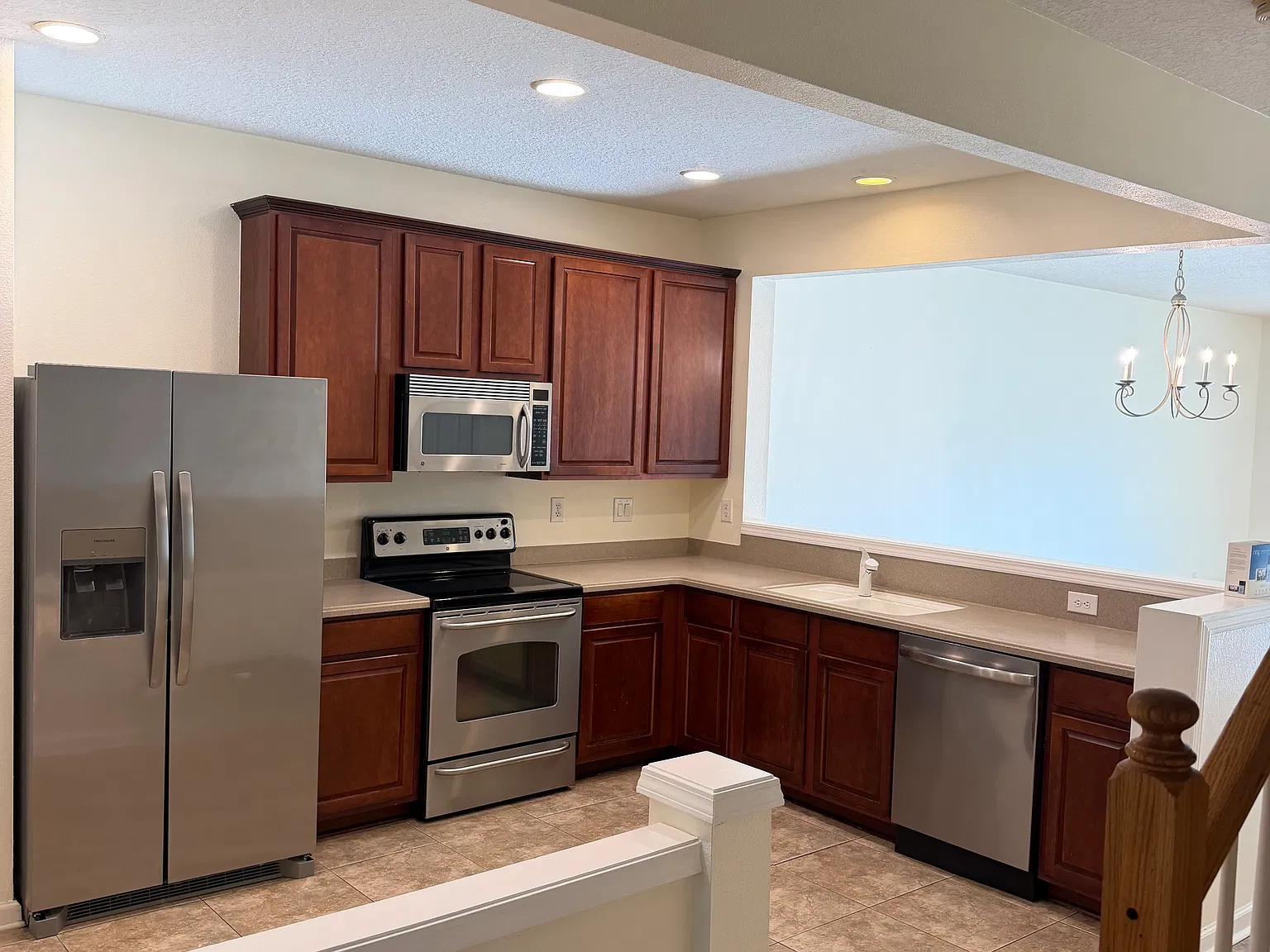 3 bed, 2.5 bath, 1684 sqft, $1,950 — Photo 2