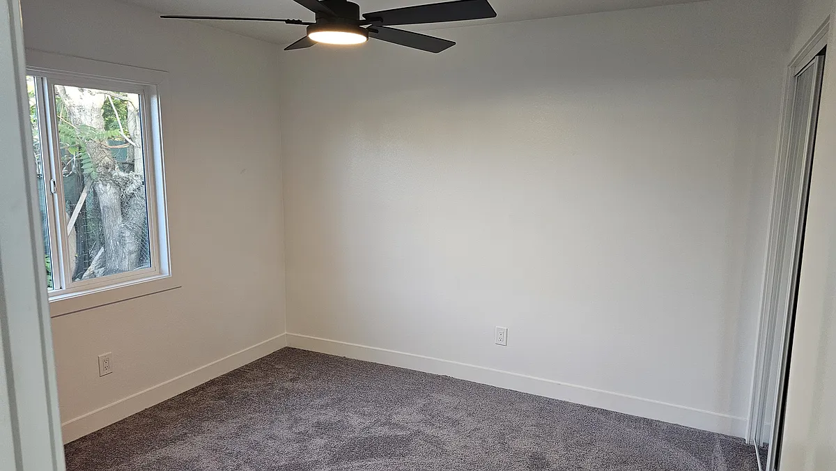 Building Photo - 9412 Wilmington Ave #2