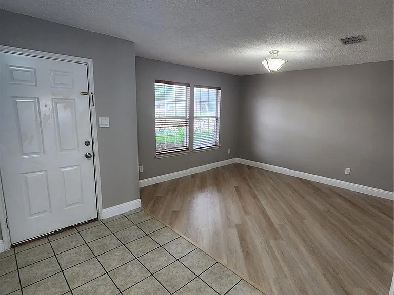 907 Live Oak Dr — Photo 2