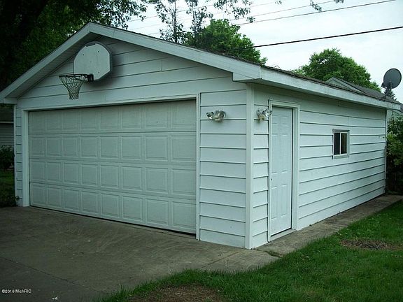 3rd image of 1447 Lewison Ave NE
