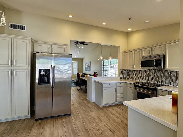 9104 E Sharon Dr — Photo 6