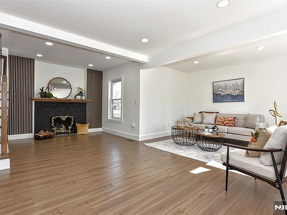 4th image of 100 Chestnut St