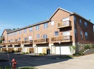 210 River Front Dr, Mount Prospect, IL