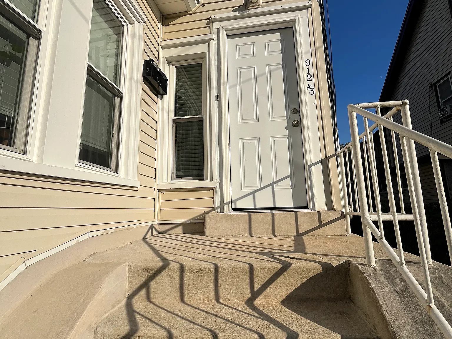 2 bed, 700 sqft, $1,600 — Photo 2