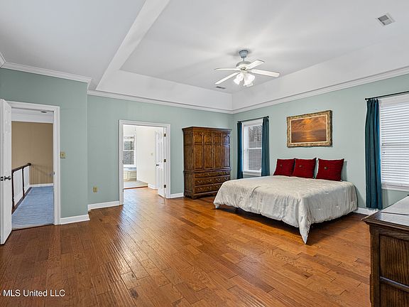 5th image of 11 Oak Knoll Dr