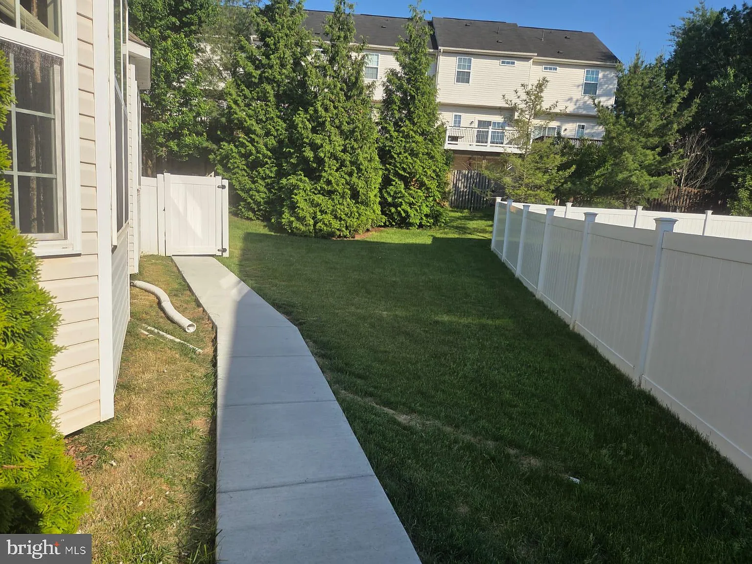 2 bed, 1.5 bath, 4160 sqft, $2,000 — Photo 3
