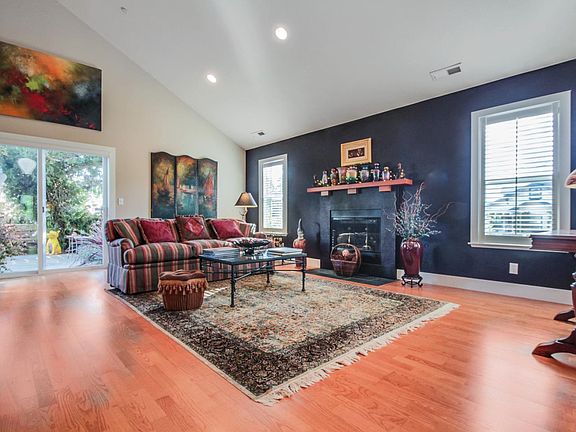 4th image of 10 Camille Ln