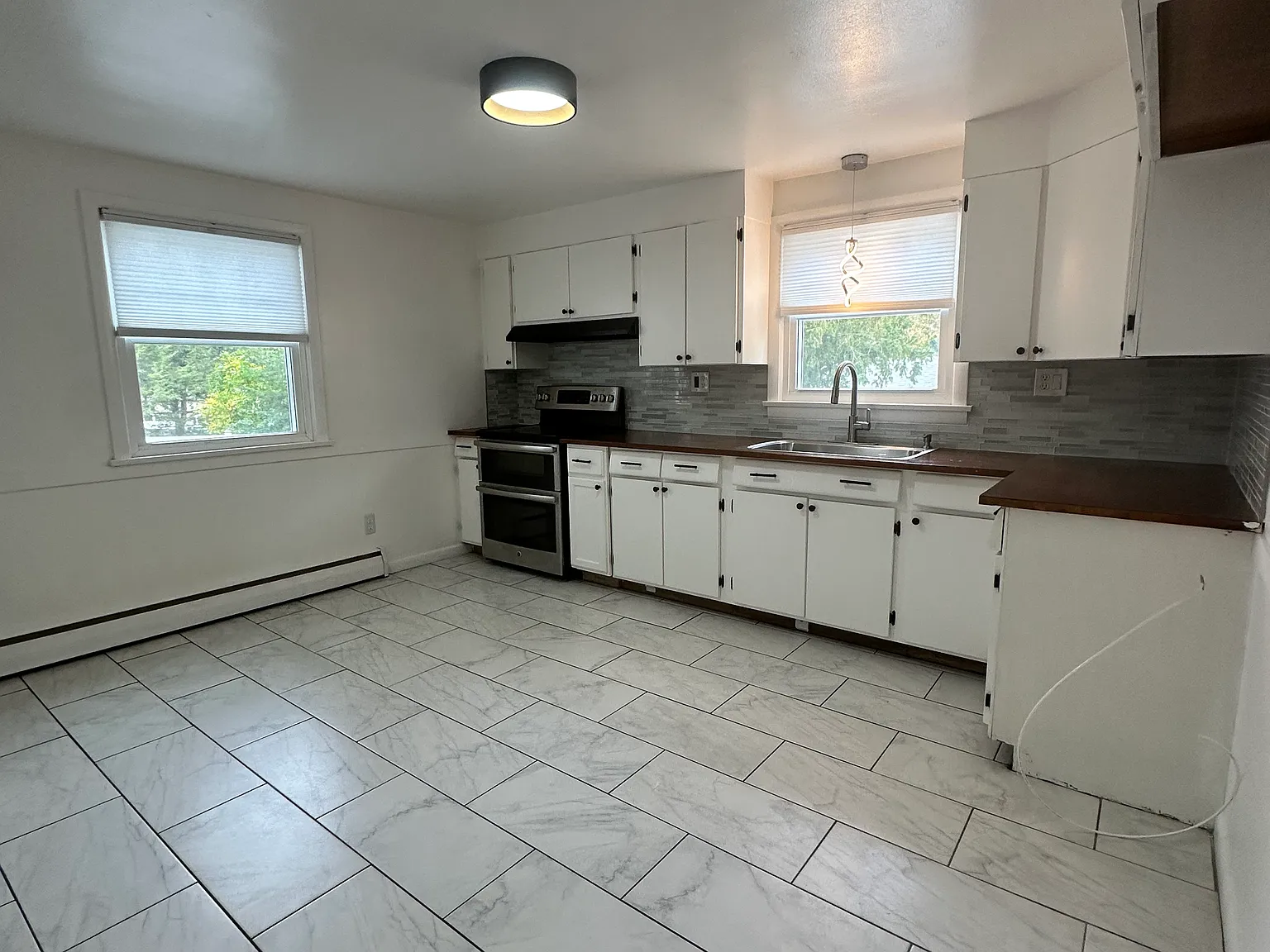 3 bed, 1063 sqft, $2,200 — Photo 3