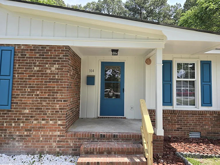 104 Karol Dr — Photo 2