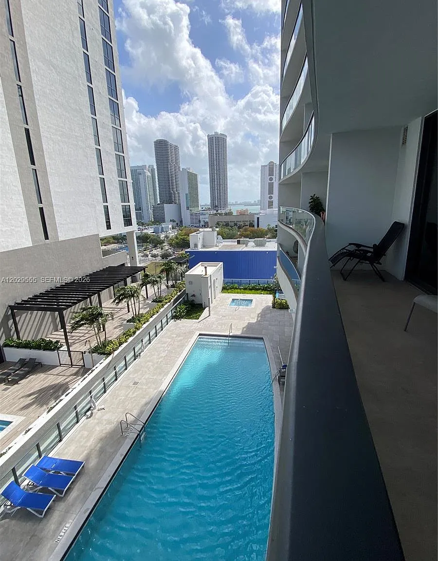 Canvas Condo — Photo 3