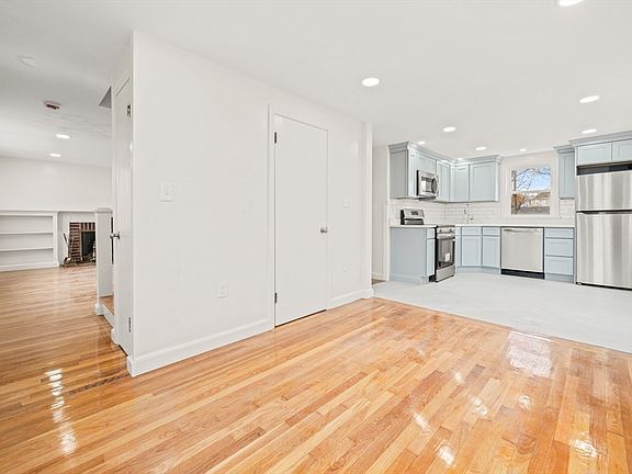 4th image of 24 Oak St