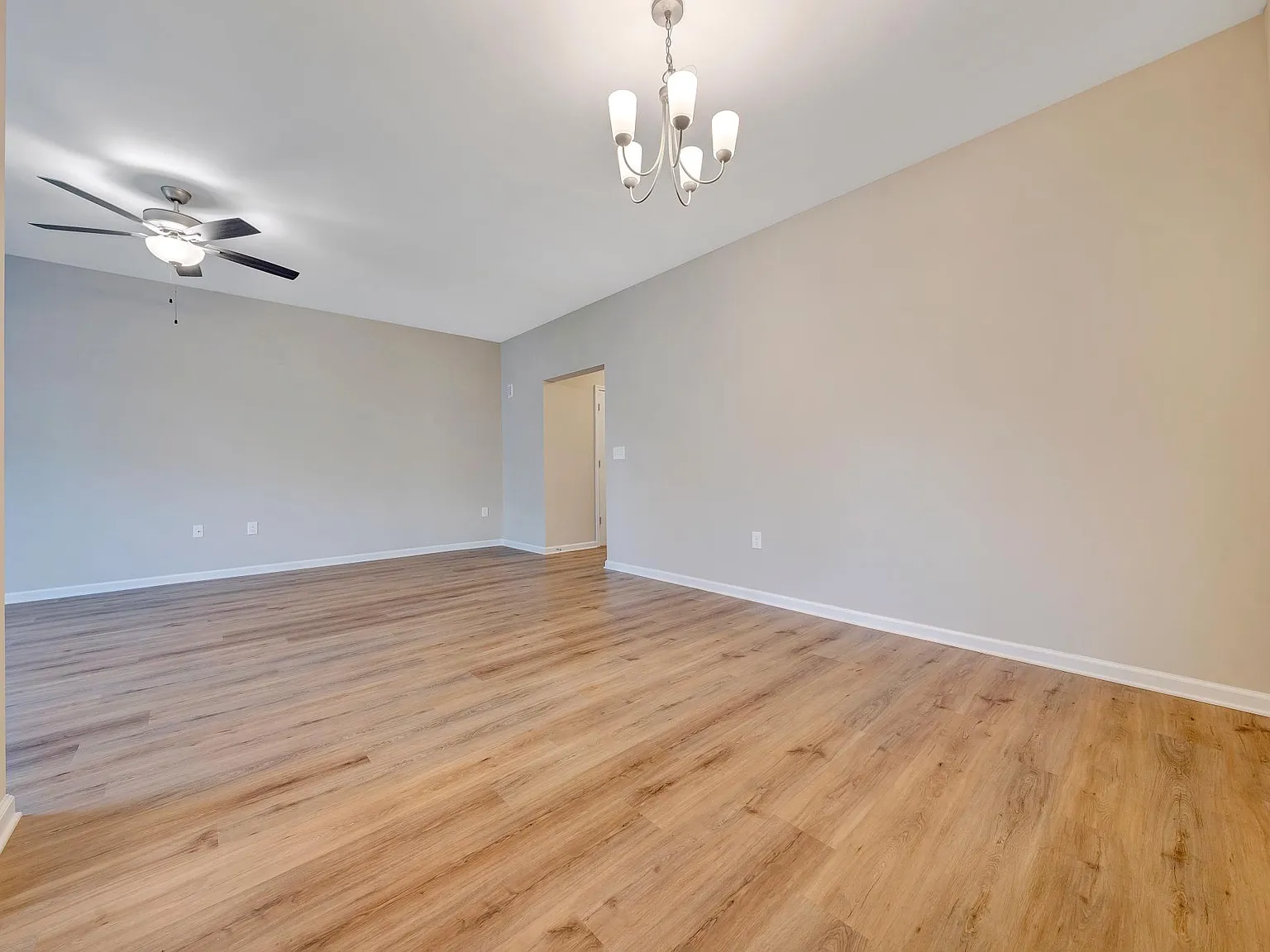 3 bed, 2.5 bath, 1595 sqft, $1,799 — Photo 2