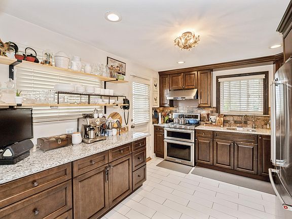 4th image of 306 W 22nd St