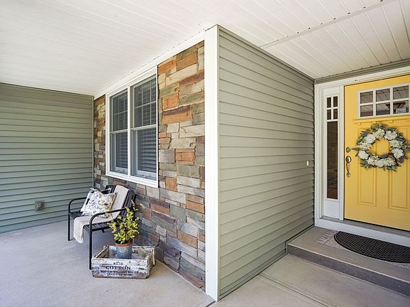 3rd image of 16 Fernwood Dr