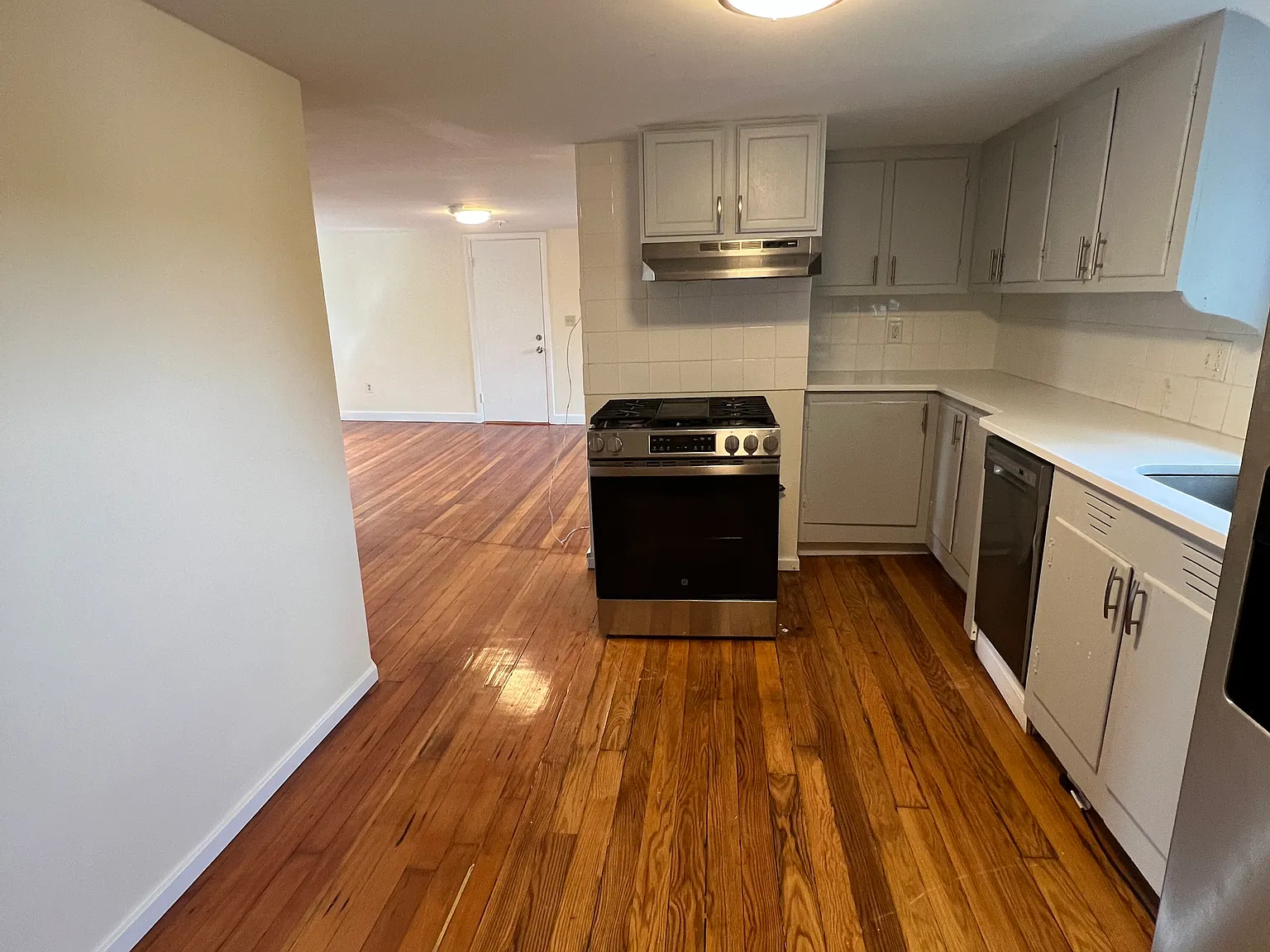 2 bed, 700 sqft, $1,900 — Photo 2