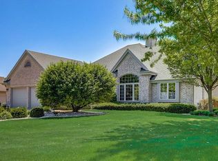 N74W15969 Stonewood Dr, Menomonee Falls, WI 53051