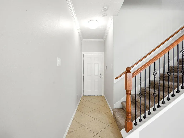 930 Sterling Creek Cir — Photo 7
