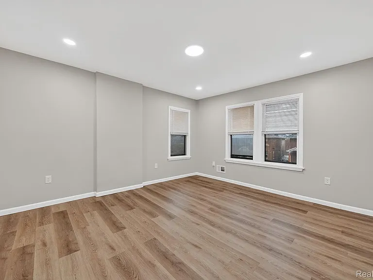 9290 Wildemere St — Photo 8