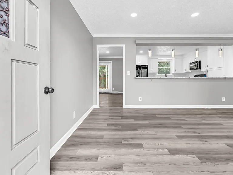 409 Christopher Dr — Photo 3