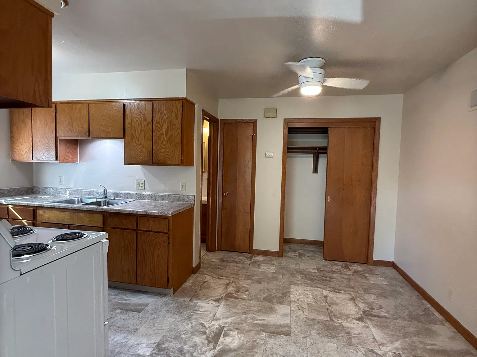 Studio, 625 sqft, $595 — Photo 2