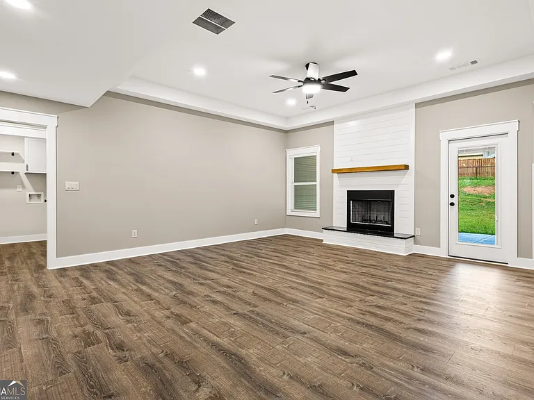 240 Clearwater Dr — Photo 4