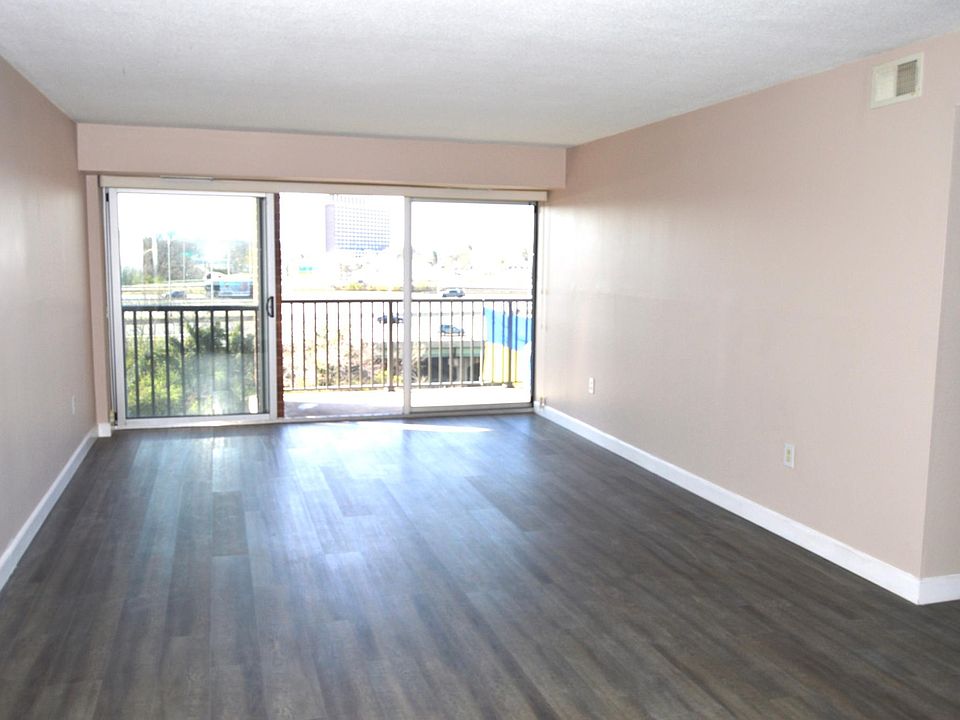 1st image of 1300 Army Navy Dr APT 1025